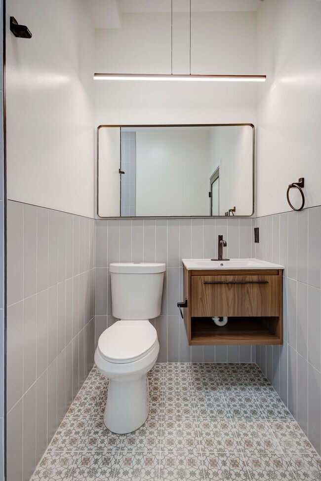 Building Photo - Spacious & Stylish Studio Apartment on W D...