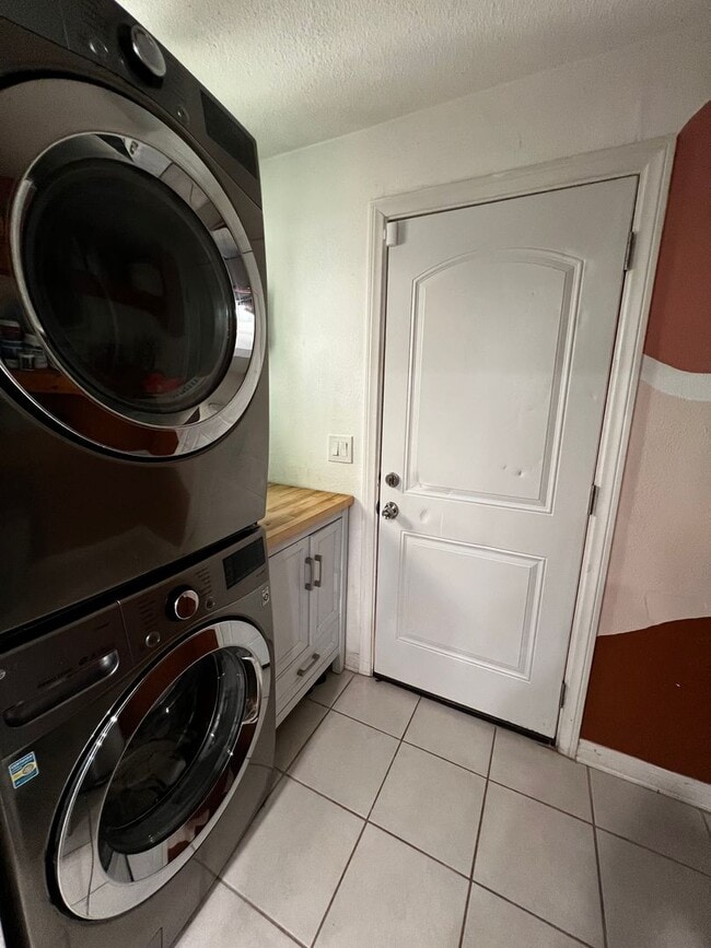Building Photo - 1 Bedroom 1 Bath Remodeled House for Rent ...