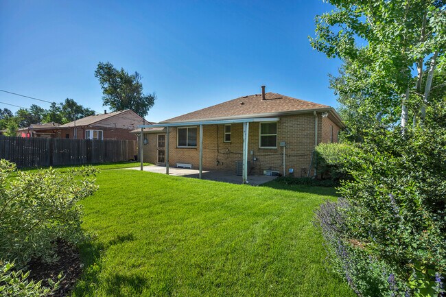 Building Photo - Amazing 4BR, 2BTH in Park Hill!!