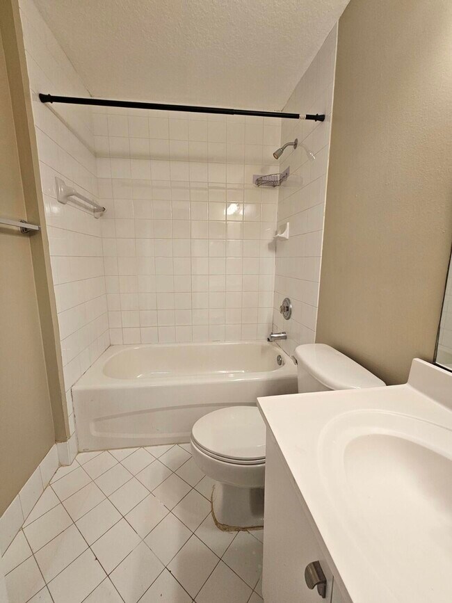 Building Photo - 3490 Briar Bay Blvd