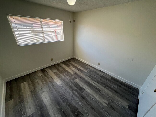 Building Photo - 408 N M St