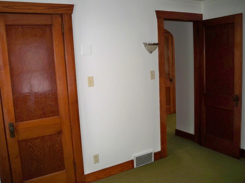 Building Photo - 331 W Cedar St