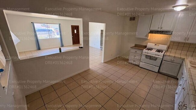 Building Photo - 3 bedroom 1 bathroom house located near E. California Ave/ Mt Vernon Ave