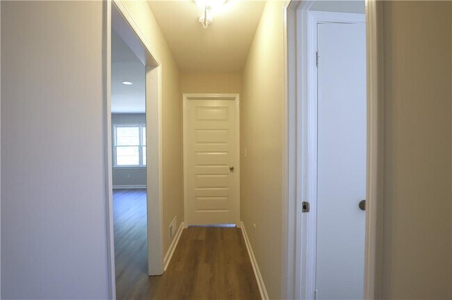 Building Photo - 4732 Valley Dale Dr SW