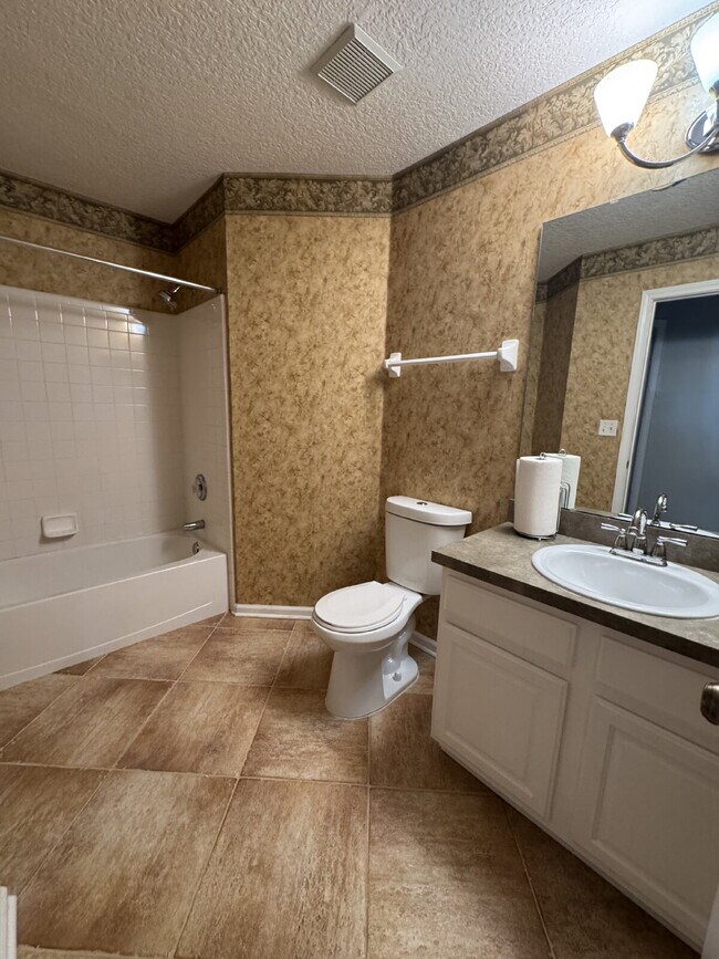 Building Photo - 4 bedroom 2 bath home with large fenced in...