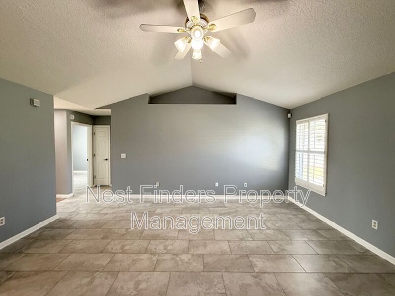 Building Photo - 1921 Willesdon Dr W