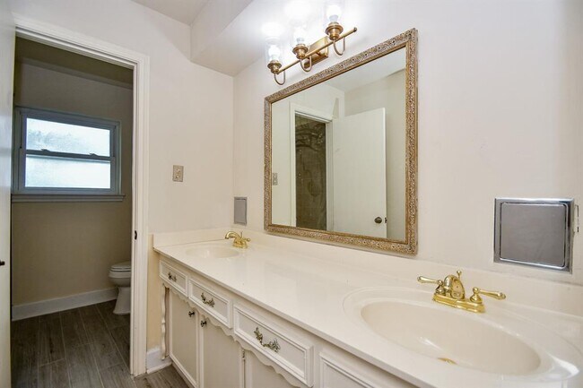 Building Photo - 3007 Broadmoor Dr