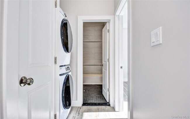 Building Photo - 292 Main St