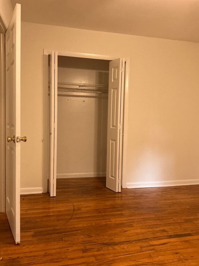 Building Photo - 3 bedroom 2 bathroom house conveniently lo...