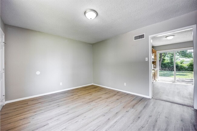 Building Photo - ***Free Month Rent, Low Deposit*** Freshly Updated 3 Bedroom House