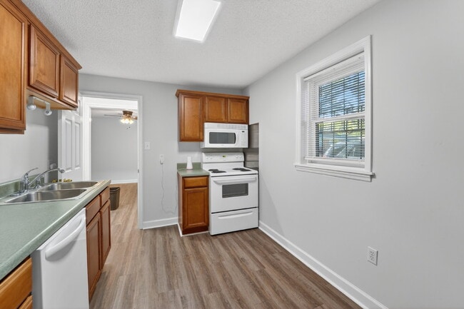 Building Photo - "Charming 1-Bedroom Haven in a Great Savannah Location!"