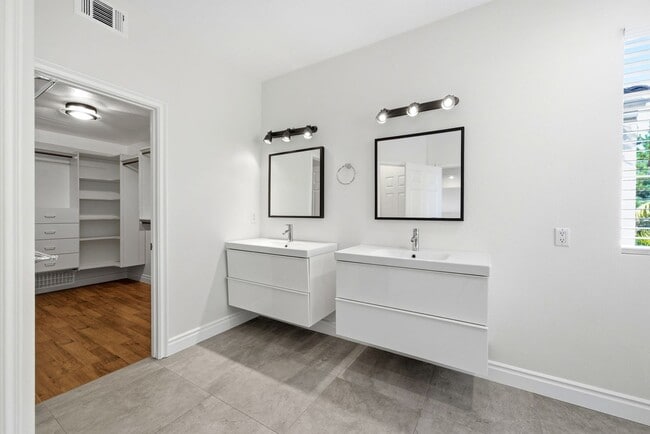 Building Photo - Beautiful 3 Bedroom 2.5 Bath Single Family...