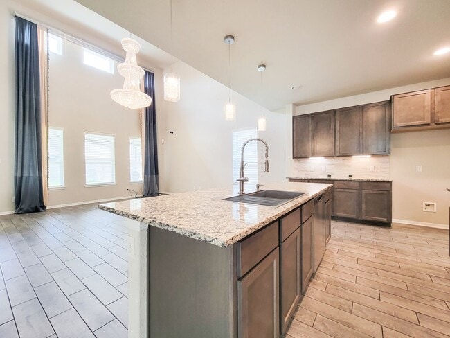 Building Photo - Live comfortably in this stunning Lake Rid...