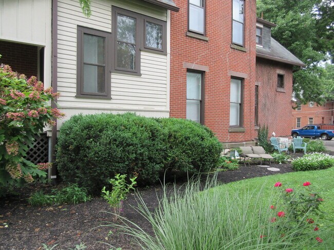 Building Photo - 877 Dennison Ave