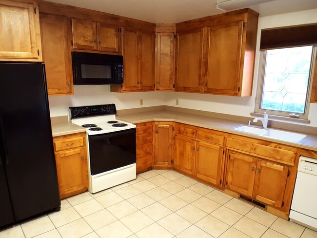 Building Photo - Beautiful 4 bedroom property near CSUC and...