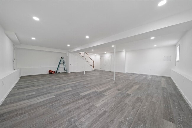 Building Photo - 13 Broadway