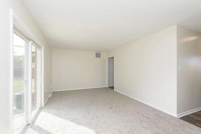 Building Photo - Renovated Duplex: Move-In Ready! 3 Bed, 1....