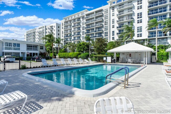 Building Photo - 6421 Bay Club Dr