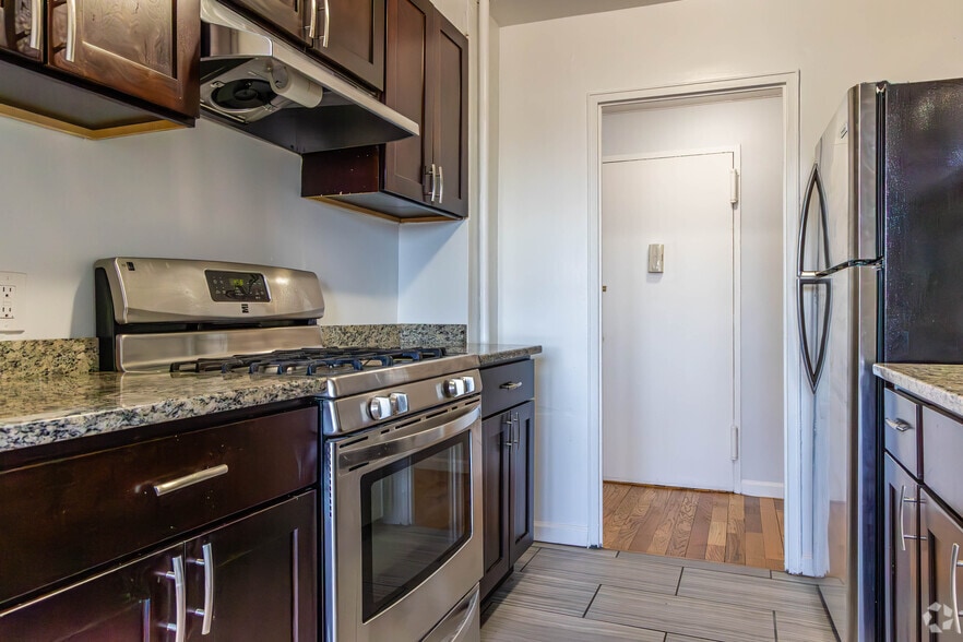 1BR, 1BA - 1,000SF - Kitchen - Crossroads of New Jersey