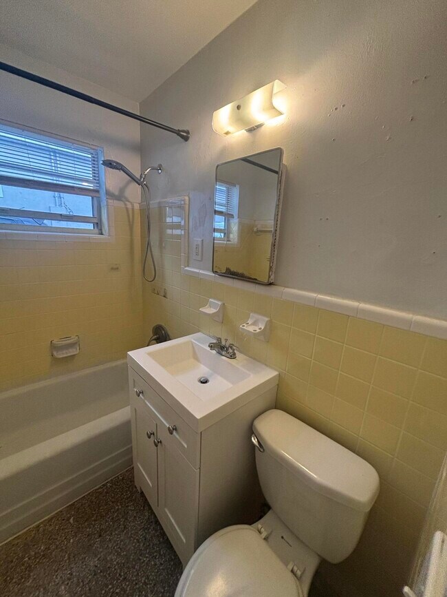 Building Photo - 812 10th St