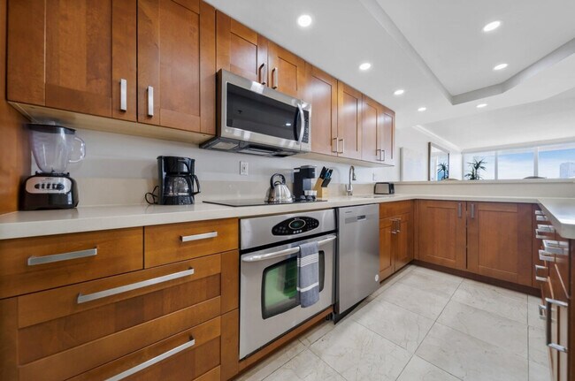 Building Photo - 1717 N Bayshore Dr