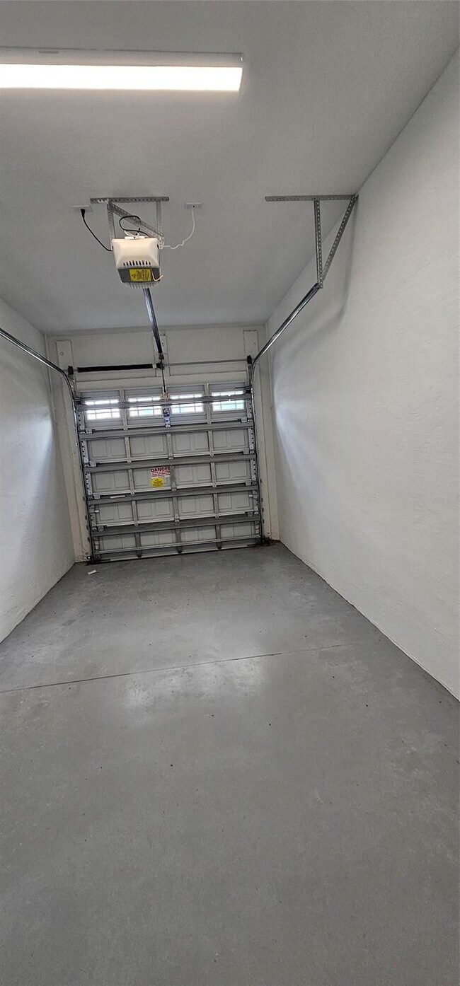 Building Photo - 5461 Empire Dr