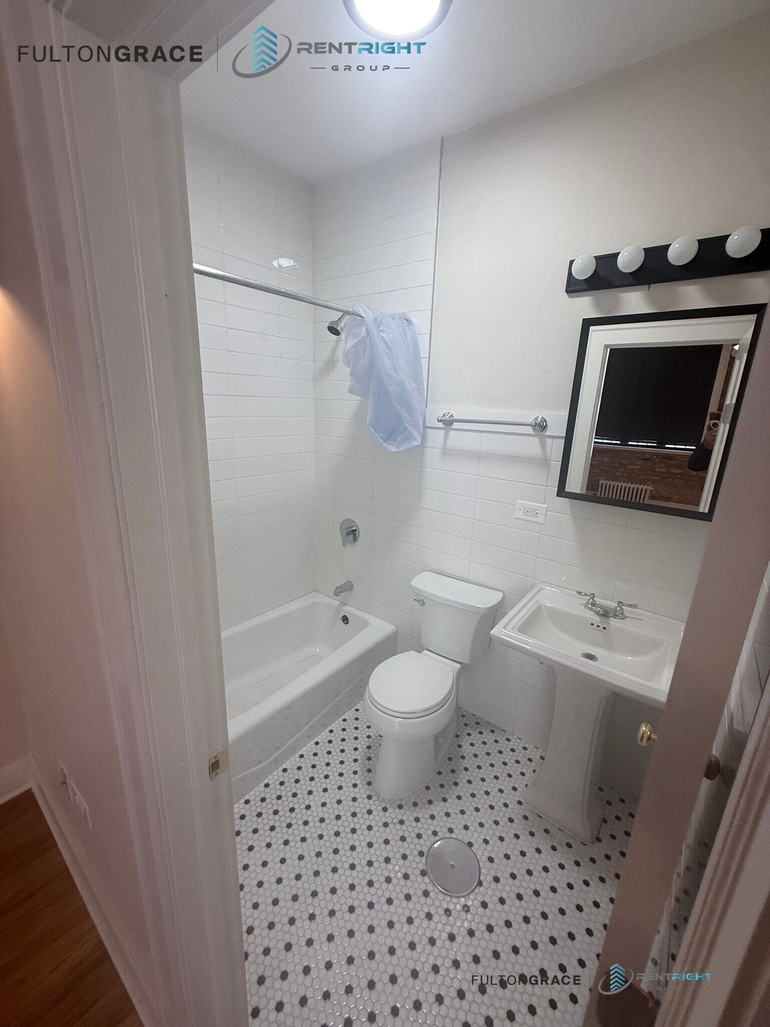 Building Photo - 2065 W Lawrence Ave