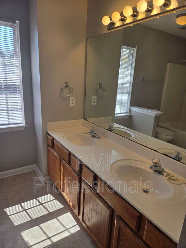 Building Photo - 2050 Nashboro Blvd