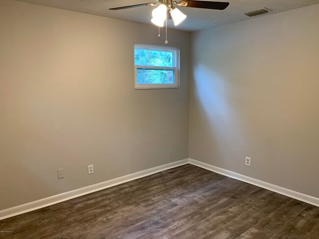 Building Photo - 421 Parkwood Dr