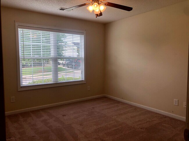 Building Photo - Ranch Home Located Minutes to Downtown Dallas