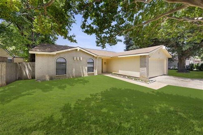Building Photo - 2205 Foxcroft Ln