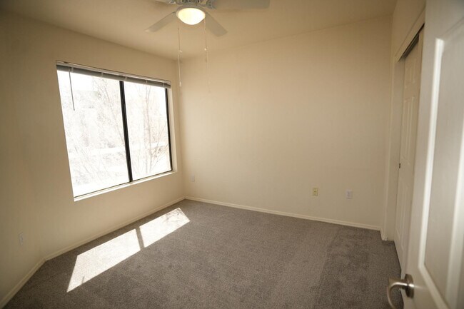 Building Photo - 4925 E Desert Cove Ave