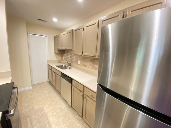 Building Photo - Wow! 2 bedroom, 2.5 bath, two story townho...