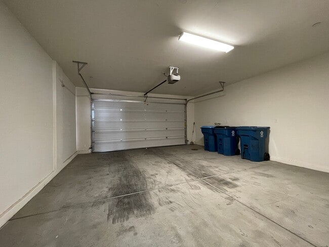 Building Photo - 4 BED 2.5 BATH 2 CAR GARAGE SINGLE FAMILY ...