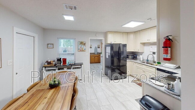 Building Photo - 3900 Baywoods Dr