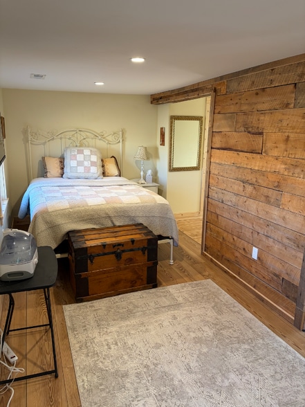 Building Photo - 613 Main St