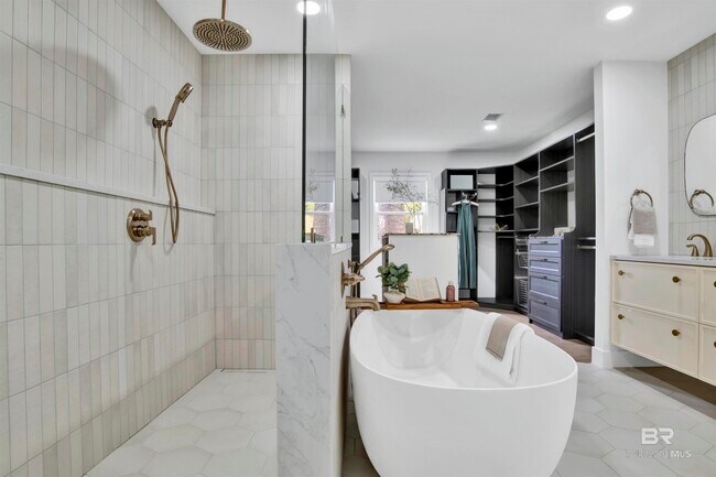 Building Photo - 380 S Church St