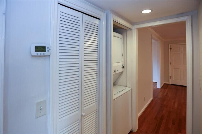 Building Photo - 115 Biscayne Dr NW