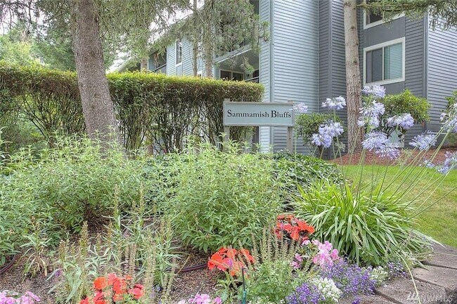 Sammamish Bluff Condo Sign - 4647 W Lake Sammamish Pkwy SE