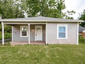 Building Photo - 9118 Delphine Ave