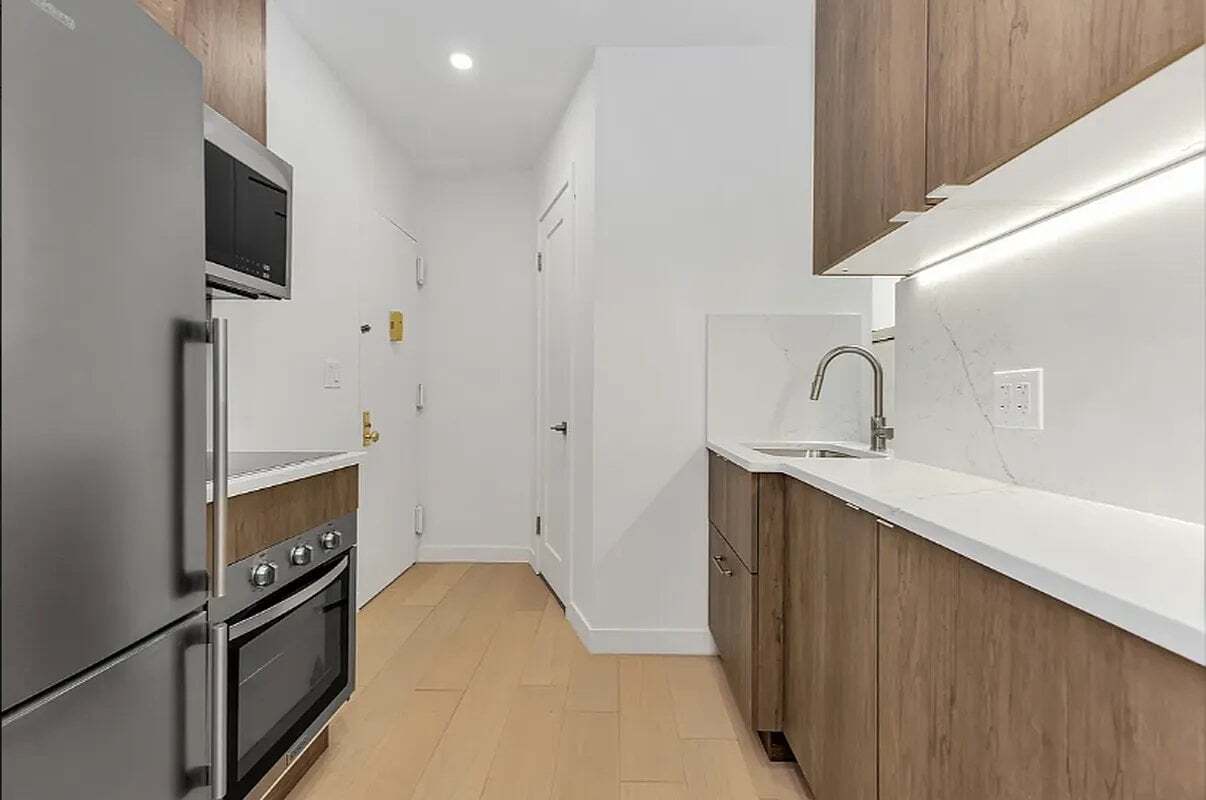 Building Photo - 246 E 53rd St