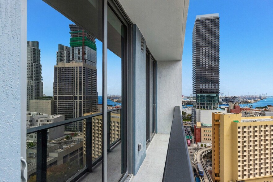 Building Photo - 501 NE 1st Ave