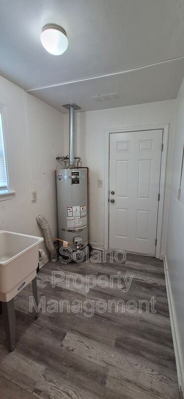 Building Photo - 460 N Washington St