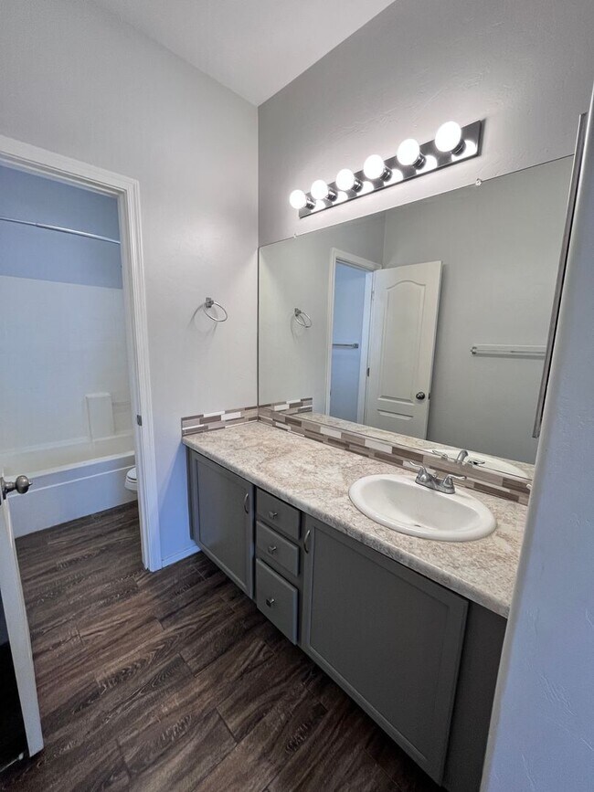 Building Photo - NW- 3 bedroom/ 2 bathroom with 2 car garage