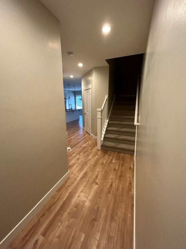 Building Photo - 4 Bedroom Exchange Townhome