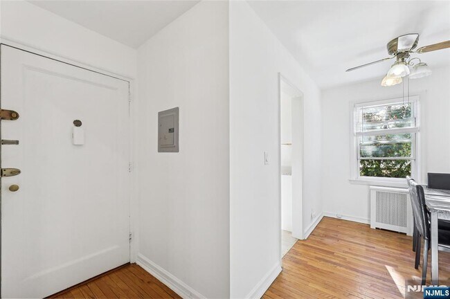 Building Photo - 25- 18 High St