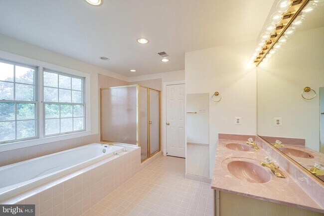 Building Photo - 6207 Woodland Lake Dr