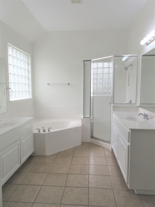 Building Photo - Large 4-bedroom with Office in the Estates...