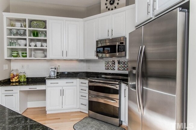 Updated kitchen with stainless steel appliances - 300 Finsbury St
