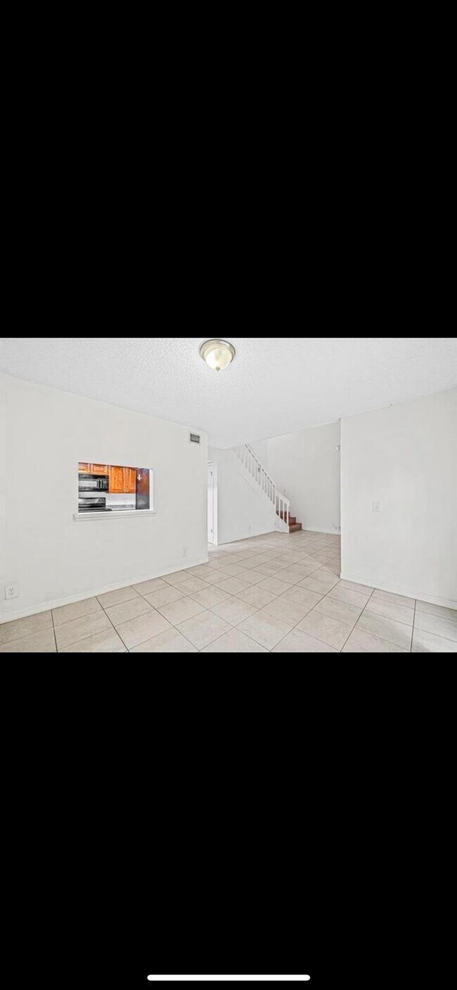 Building Photo - 9227 Green Meadows Way